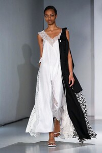 Joseph-RTW-SS18-London-9533-1505759356.thumb.jpg.441c5616db4bba377467d899508cfe34.jpg