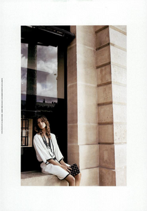 Lagerfeld_Chanel_Spring_Summer_2005_02.thumb.png.0e8b71a5d96b7b62bb106cddf00d6af5.png