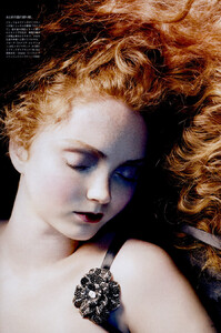 LilyCole_VogueJP_Jan08_sup_ph_SophieDelaporte_004.jpg