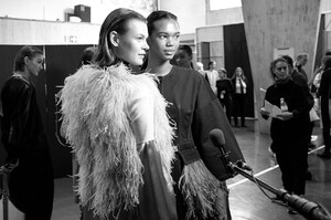 Loewe-RTW-SS19-Paris-0240-1538192250.thumb.jpg.2a804854cd17d7adb6325bbaf26eb237.jpg