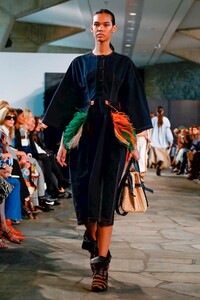 Loewe-RTW-SS19-Paris-9187-1538129185.thumb.jpg.95d1b7fbce27d76a5459e32f5d0205b0.jpg