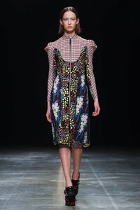 Mary-Katrantzou-RTW-FW17-London-0012-1487531769.thumb.jpg.d2c6aff40a31f400e24b6954470885ac.jpg