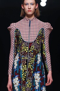 Mary-Katrantzou-RTW-FW17-London-0014-1487531771.thumb.jpg.2452b66a11ff4d93a64f4872326b3231.jpg