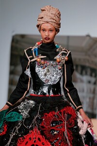Matty-Bovan-RTW-FW19-London-7092-1550236433.thumb.jpg.98367472d1c35159a8e200879a1b940d.jpg