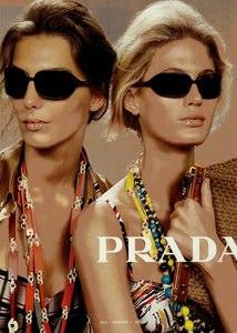 Meisel_Prada_Spring_Summer_2004_01.thumb.png.1dc3b479f303d65fd60a7189b8503d7d.png