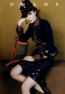 Meisel_Prada_Spring_Summer_2005_04.thumb.png.72adfd6d144a34c95994bc51fb0fe2c2.png