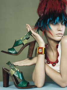 Meisel_Prada_Spring_Summer_2005_08.thumb.png.b05dbe5918e6e609d51a3bc6062de3a2.png