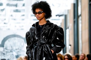 Miu-Miu-RTW-FW18-Paris-1993-1520344769.thumb.jpg.6466102282551e09a65f9b56894b22ea.jpg