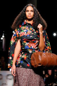 Miu-Miu-RTW-FW19-Paris-5469-1551798028.thumb.jpg.e18c0891426f6bd8065c4fceea22f4ab.jpg