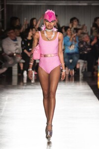 Moschino_Spring_Summer_2018_Mens_and_Resort_Collections-067-1496953463.thumb.jpg.bc99f8105b77e2c8a96ba767922f95ce.jpg