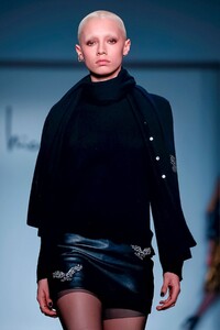 Nicole-Miller-RTW-FW18-New-York-2514-1518204380.thumb.jpg.2114665cf468da3f0f0b230b0c926d02.jpg