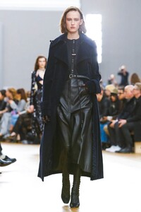 Nina-Ricci-RTW-FW17-Paris--2095-1488652579.thumb.jpg.e40e5ae57c31443f6a3902926e3f7631.jpg