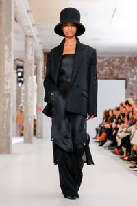 Nina-Ricci-RTW-FW19-Paris-1750-1551452591.thumb.jpg.59c3eb569304793d3e709706a944dbfa.jpg