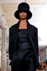 Nina-Ricci-RTW-FW19-Paris-1753-1551452594.thumb.jpg.041440dd75e43e1ea6dad4a3189b7be6.jpg