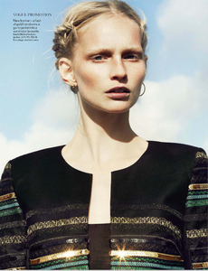 Noni_UK_Vogue_November_2012_Supplement_10.thumb.png.7b6ba23fc29b692e77188227c8f6be87.png