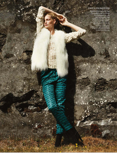 Noni_UK_Vogue_November_2012_Supplement_17.thumb.png.0ed7eeb798710239a4a4a87c5b9081be.png