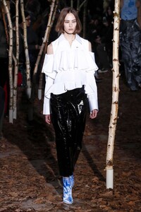 OFF-WHITE-Menswear-FW17-Paris-0249-1484827608.thumb.jpg.664a4aad51a872c1770e7e49297c8c59.jpg