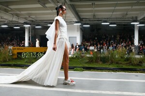 Off-White-RTW-SS19-Paris-17580-1538074052.thumb.jpg.ecd016e51e4c44d09a902ce663b9eba1.jpg