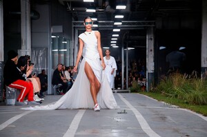 Off-White-RTW-SS19-Paris-8324-1538074025.thumb.jpg.6e66b70319764cc98119b561d3ce55ee.jpg