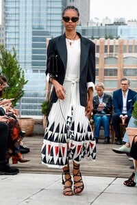 Oscar_de_La_Renta-RTW-SS19-New-York-5646-1536661893.thumb.jpg.4b8d97471553ff7f7320feb8e0aba25c.jpg