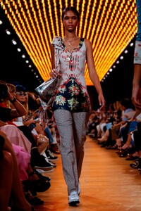 Paco-Rabanne-RTW-SS19-Paris-8869-1538055199.thumb.jpg.0a7bc4e841f304bf3822675fa2a7b08f.jpg