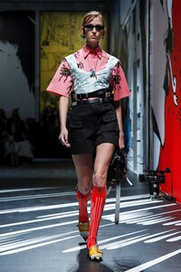 Prada-RTW-SS18-Milan-4646-1506018671.thumb.jpg.92b65d694bc9668376f11f397a53a96f.jpg