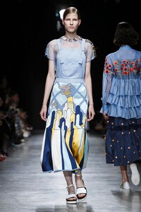 Rahul-Mishra-RTW-SS18-Paris-0677-1506799689.thumb.jpg.5d11ce0823520ab5aacd3f6fdf041790.jpg