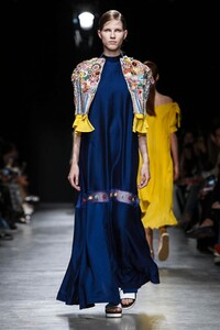 Rahul-Mishra-RTW-SS18-Paris-0761-1506799943.thumb.jpg.5d02b0ca86dedb9d0c6d15aaf96feb1a.jpg