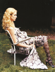 RaquelZimmermann_VogueUK_Oct04_JennyGage_TomBetterton_002.jpg