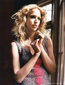 RaquelZimmermann_VogueUK_Oct04_JennyGage_TomBetterton_008.jpg