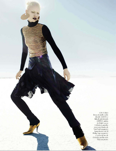 Reveriego_Vogue_Spain_October_2012_06.thumb.png.e570679a4a21ca3405f8d8cac2583faa.png