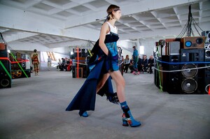 Sacai-Menswear-SS19-Paris-5610-1529749900.thumb.jpg.790e1cd8a77b4ff5e9b7b3e853f74c77.jpg