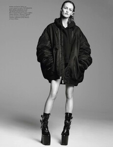 Sadli_Vogue_Paris_December_2015_08.thumb.jpg.8f958f16ae5c60c269c869845a910d35.jpg