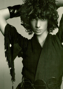 Saikusa_Vogue_Italia_May_2004_01.thumb.png.5ba83517977c89a859da5726249858aa.png