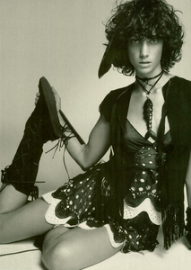 Saikusa_Vogue_Italia_May_2004_05.thumb.png.0fa0759d542fc30f4ceeeec8965653fe.png