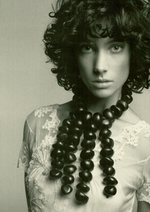 Saikusa_Vogue_Italia_May_2004_07.thumb.png.8acf664d70c0268e1dc08096d74ca056.png