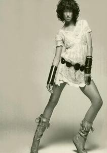 Saikusa_Vogue_Italia_May_2004_09.thumb.png.d4daf80b63d6d38d9458bf5e45578c89.png
