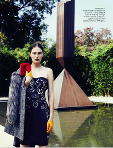 Seliger_Vogue_Spain_October_2012_19.thumb.png.42e2cf82f68fdcf2ab0c3ce2d176a679.png