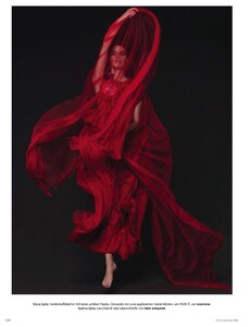 Sgura_Vogue_Germany_January_2016_09.thumb.jpg.fcd4439e0662b09e99b31d365a56c745.jpg