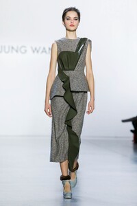 Son-Jung-Wan-RTW-FW20-New-York-3881-1581114713.thumb.jpg.65c3bb32f0dde2cb6e8db31b3af36aae.jpg