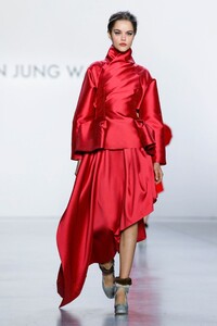 Son-Jung-Wan-RTW-FW20-New-York-4035-1581115048.thumb.jpg.b23c0a0e0aa819c9141b66aca3dd050a.jpg