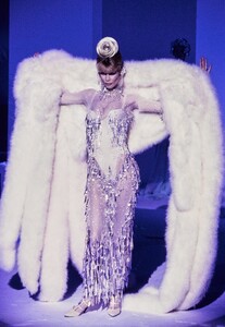 THIERRY-MUGLER-FALL-1995-RTW-107-CLAUDIA-SCHIFFER.jpg