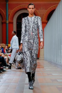 Thom-Browne-RTW-FW19-Paris-3650-1551619994.thumb.jpg.1b37ab6fb9c525aaa42ea915b032410b.jpg