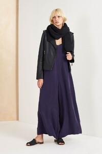 Tigerlily-Tarma-Knitted-Scarf-Charcoal_T493860_G.jpg