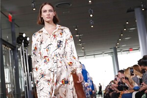 Tory-Burch-RTW-FW17-New-York-4462-1487064610.thumb.jpg.e4968dbe38a0d057817b51d292d423b0.jpg