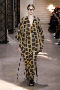Uma-Wang-RTW-SS18-Paris-3805-1506682597.thumb.jpg.099b9752081ae14bd36e4208d5239f13.jpg