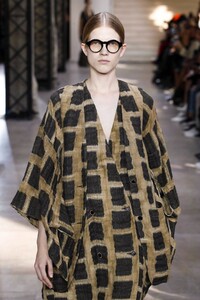 Uma-Wang-RTW-SS18-Paris-3810-1506682600.thumb.jpg.8669273cb5786307c65a6e3c3b29996f.jpg