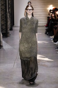 Uma-Wang-RTW-SS18-Paris-4057-1506682823.thumb.jpg.a5e22be8d96da7d5c03a2f02885292ac.jpg