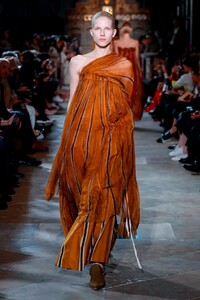 Uma-Wang-RTW-SS19-Paris-6670-1538064151.thumb.jpg.3695fddecd5601fdf129c707c695e23a.jpg