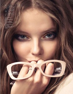 VOGUE-Japan-2012-01-www-storemags-com-173-005.thumb.jpg.b54465ae61214ff4dad68986516f9995.jpg